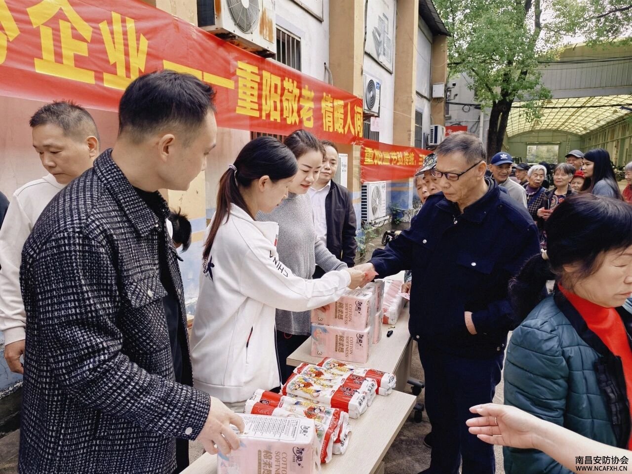 重阳敬老 情暖人间